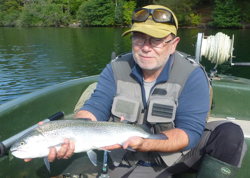 Stage de pêche mouche en réservoir avec un guide expérimenté.